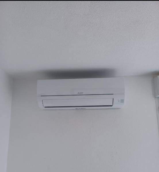 La pose d'une climatisation murale réversible dans la chambre d'une maison à Toulouse