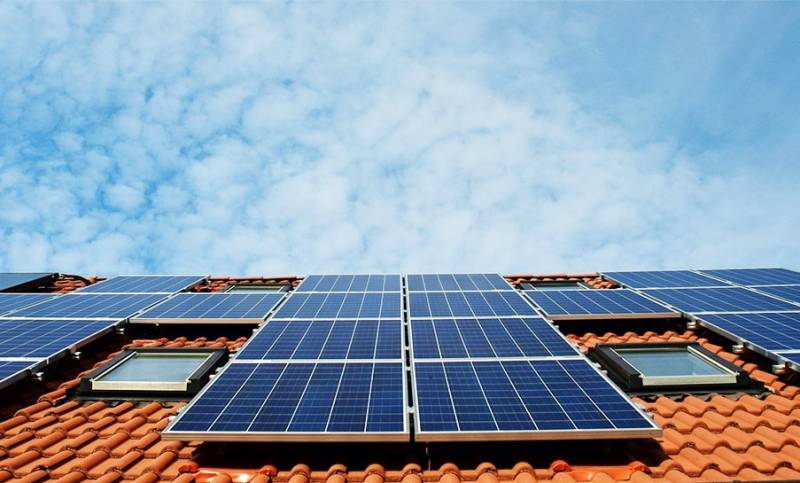 Comment fonctionne la revente d'énergie produite par les panneaux solaires photovoltaïques à Toulouse, quartier de Lardenne ?